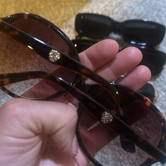 Selling 4 pair of sunglasses - Picture 6 of 8